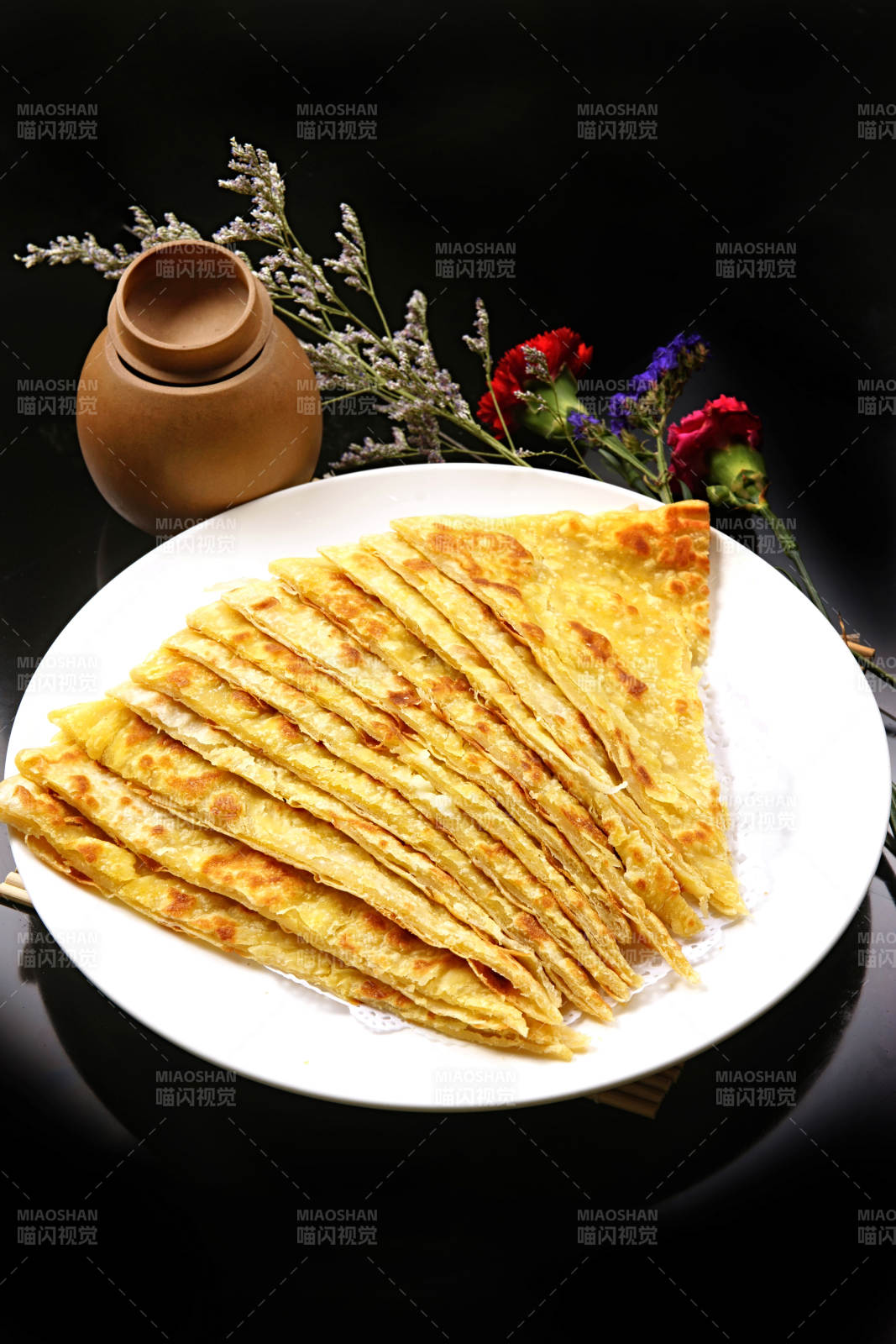 手工烙大饼-摄影图