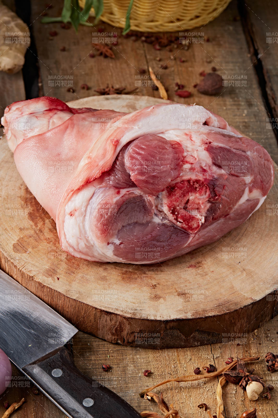 白色背景下的生鲜猪肘子-摄影图