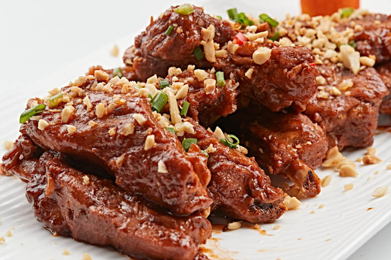 白色瓷盘装的蒜香猪肋排
