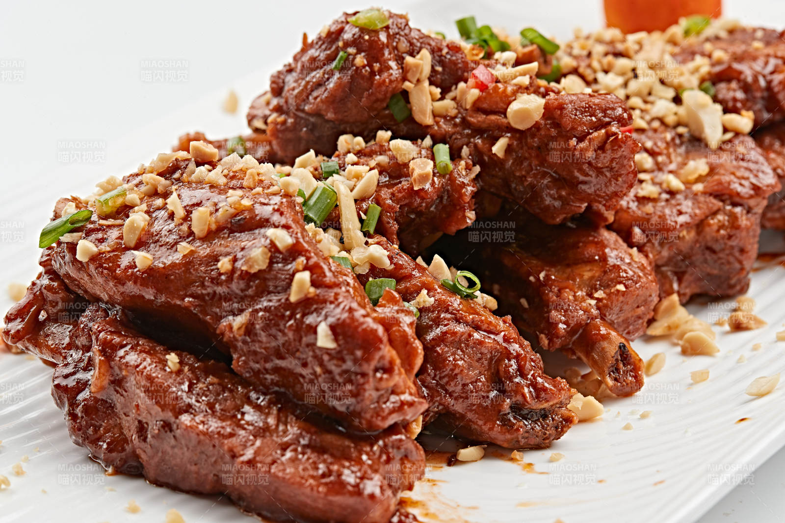 白色瓷盘装的蒜香猪肋排