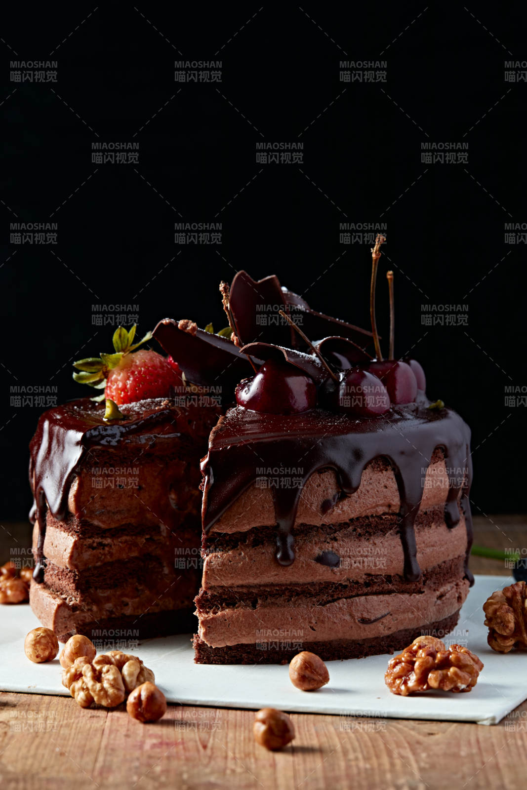 蓝莓草莓车厘子巧克力鲜奶慕斯生日蛋糕-摄影图