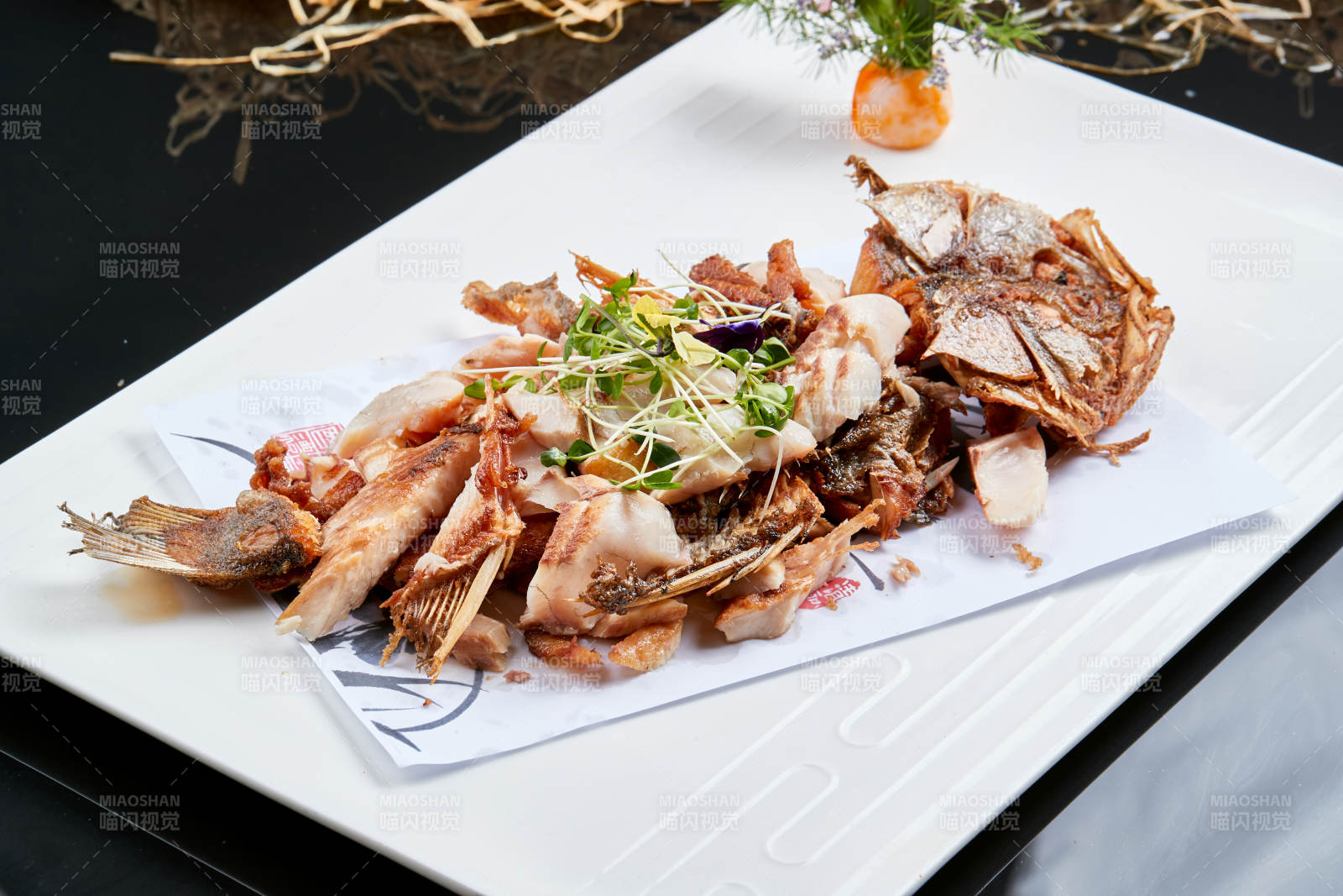 白色瓷盘装的手撕烟熏海鲈鱼