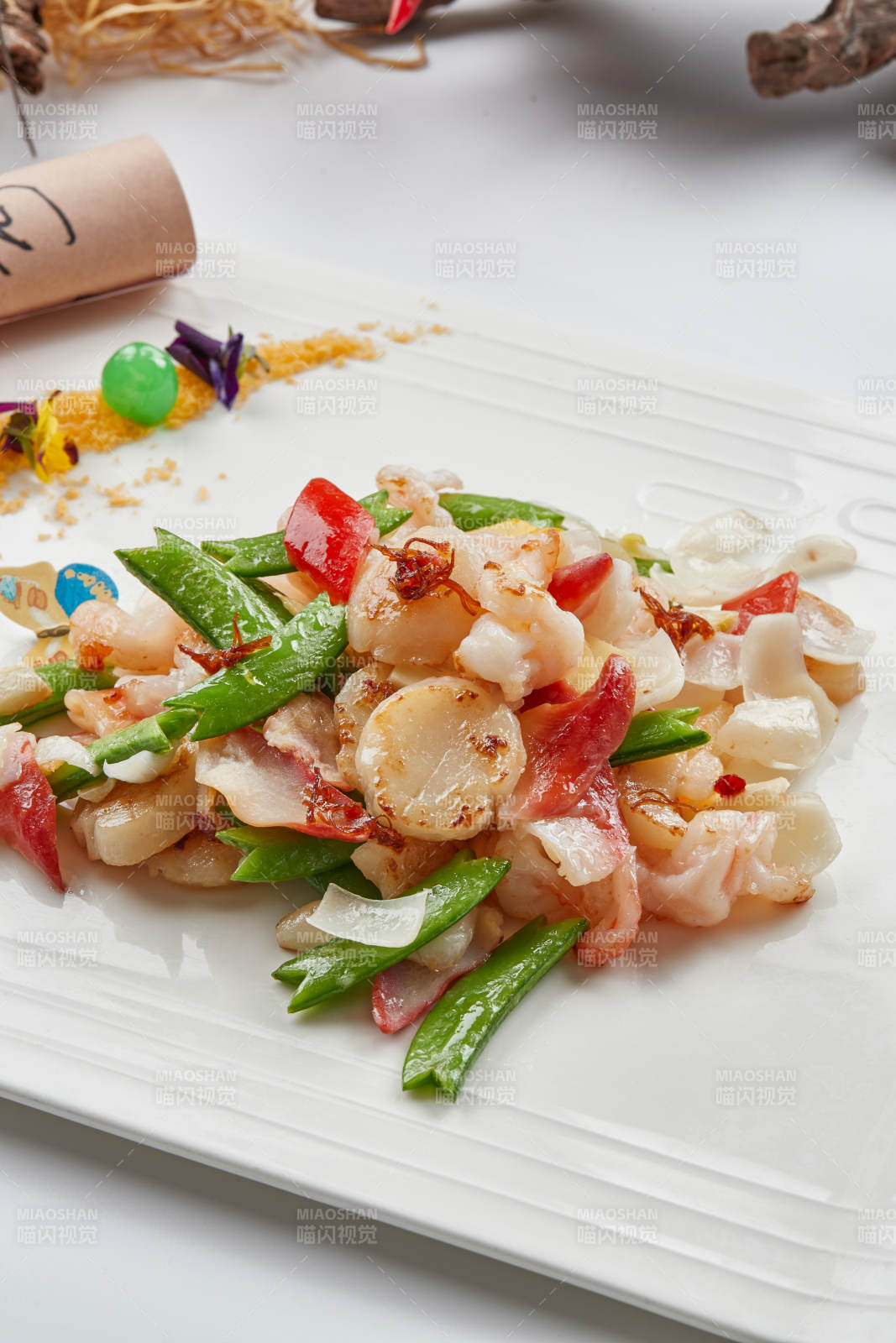 白色瓷盘装的的粤式小炒蜜豆炒海鲜