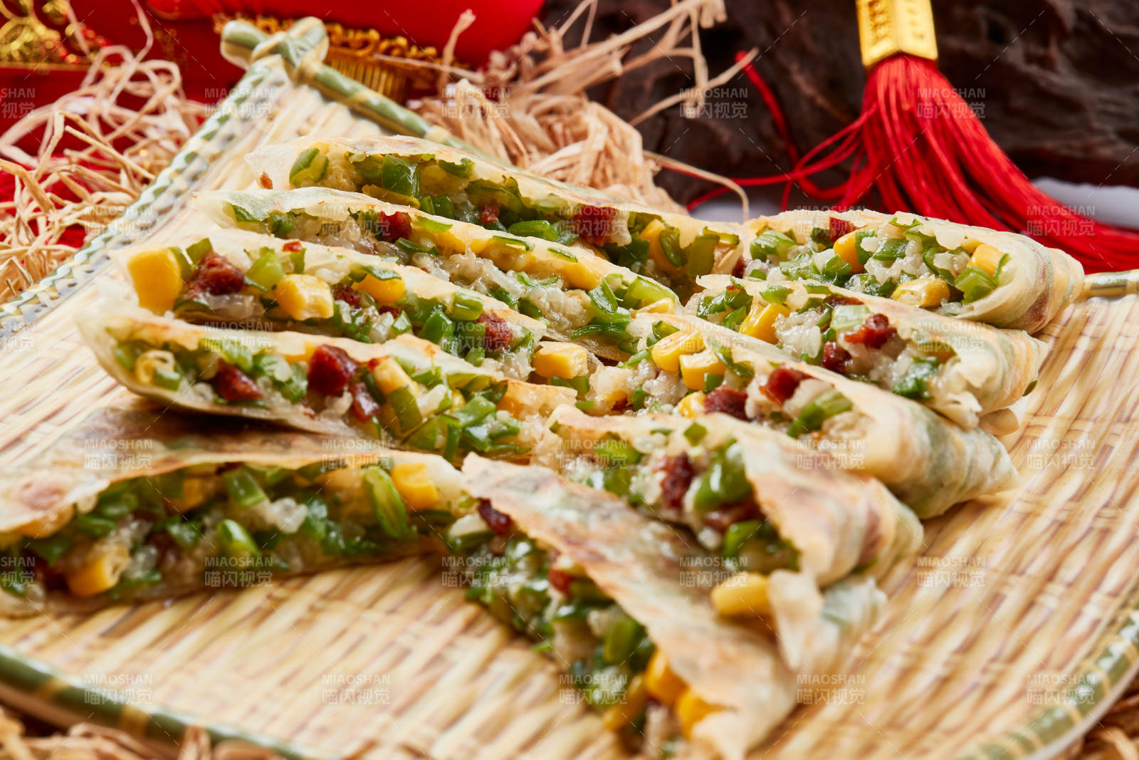 竹子笸籮裝的江米牛肉玉米野菜餅