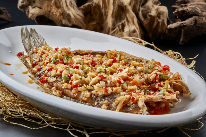 秘制蒜子剁椒干炸海鲈鱼