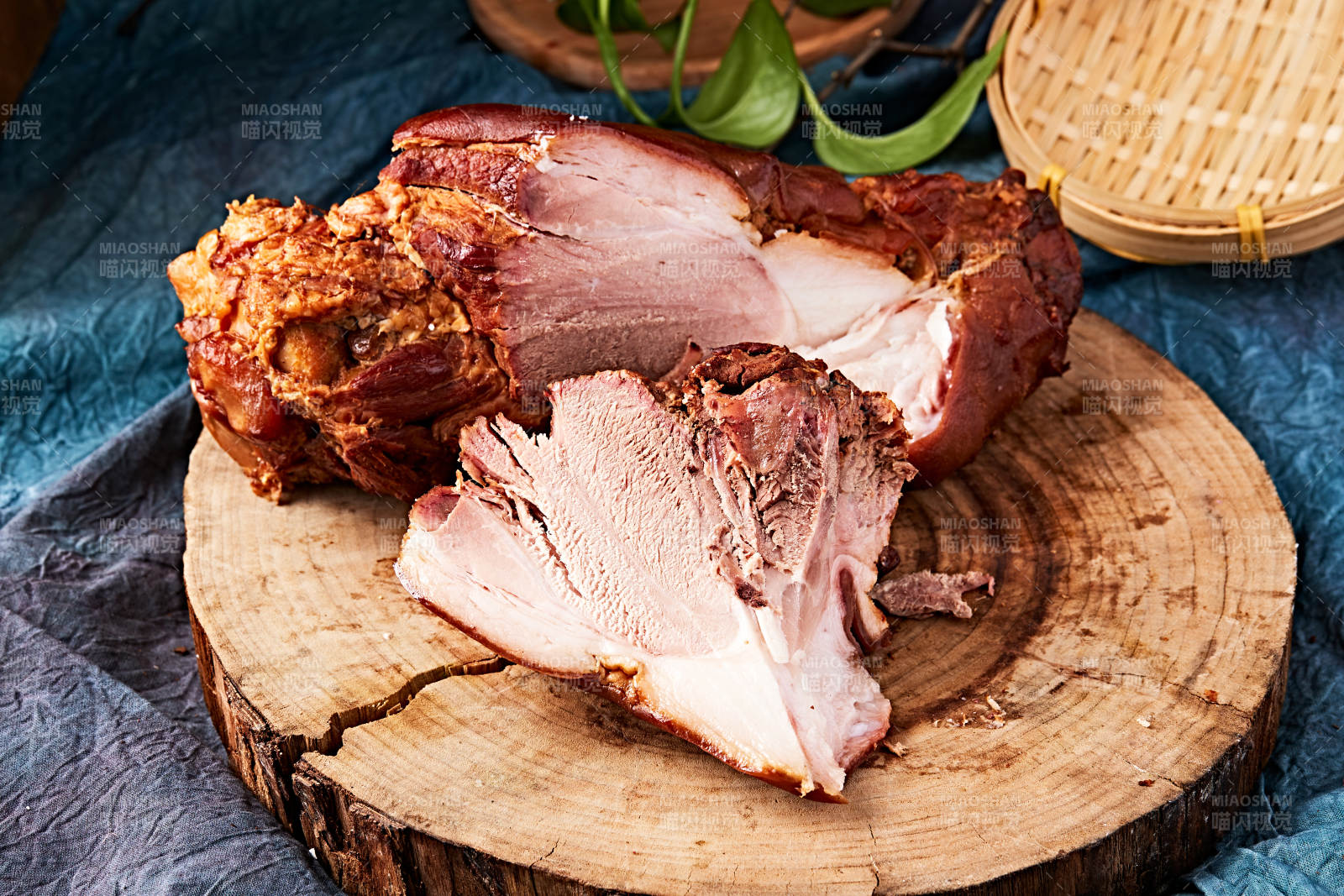 古法煙熏大豬肘肘子