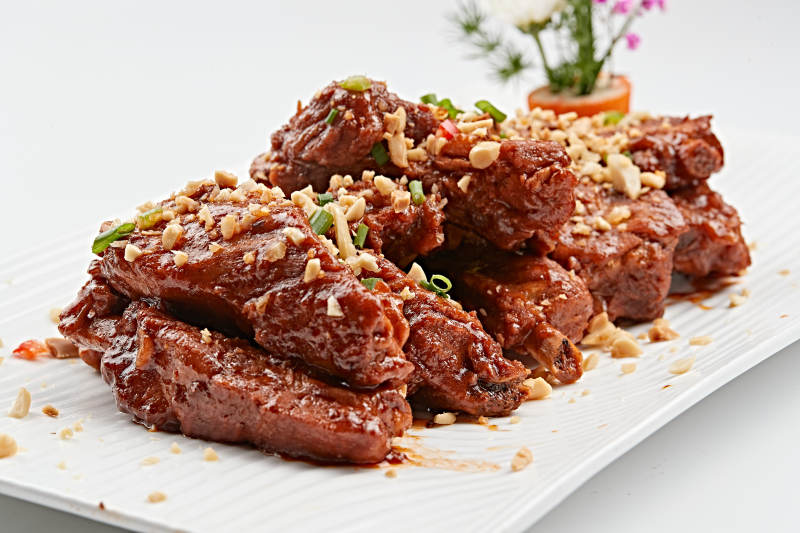 白色瓷盘装的蒜香猪肋排