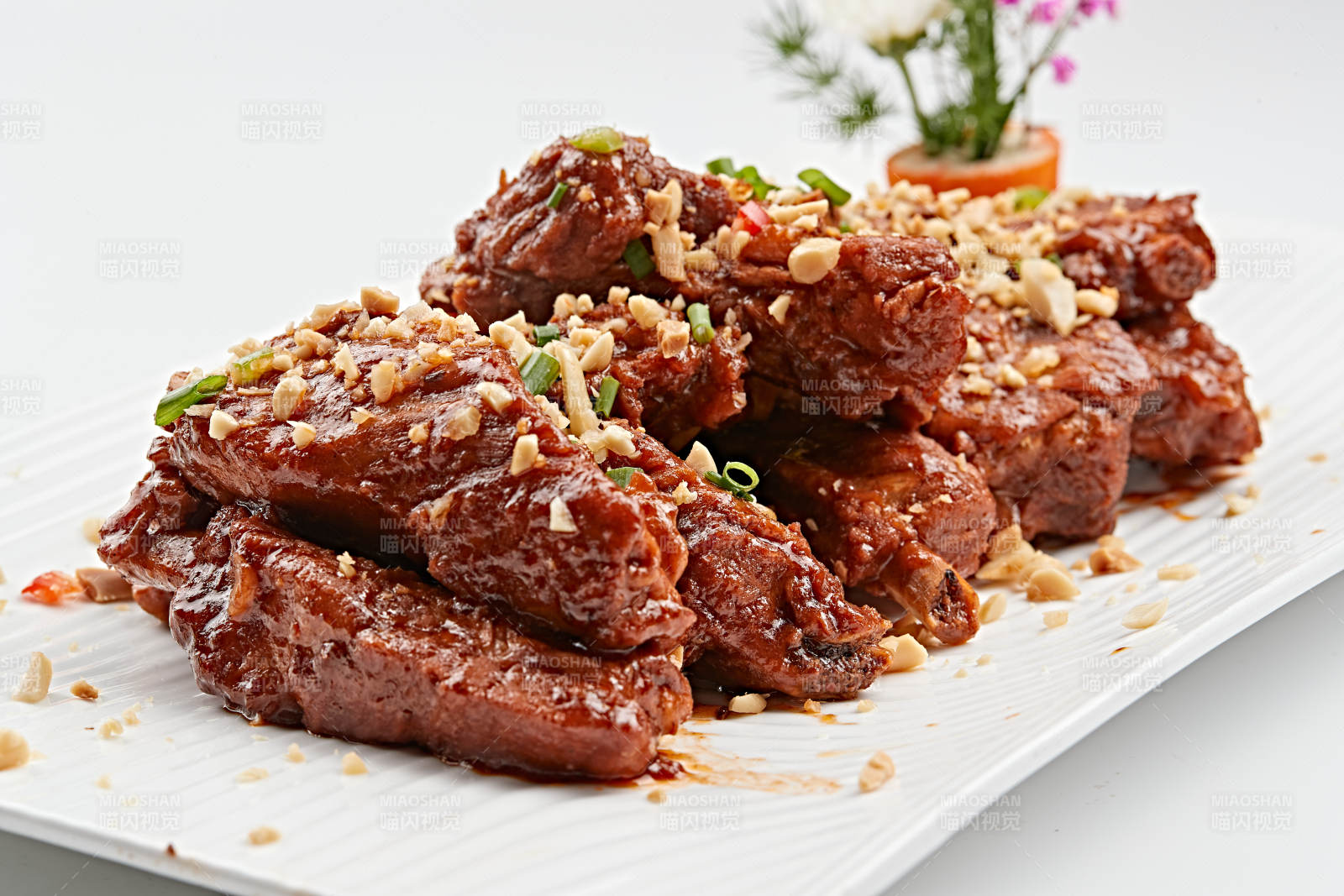 白色瓷盘装的蒜香猪肋排
