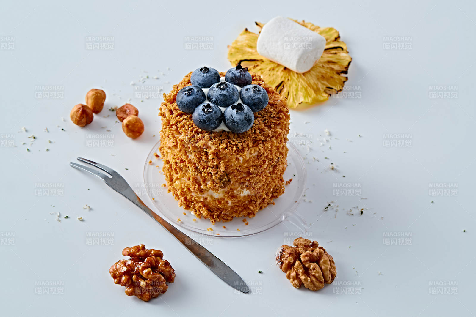 蓝莓坚果碎奶油慕斯蛋糕-摄影图