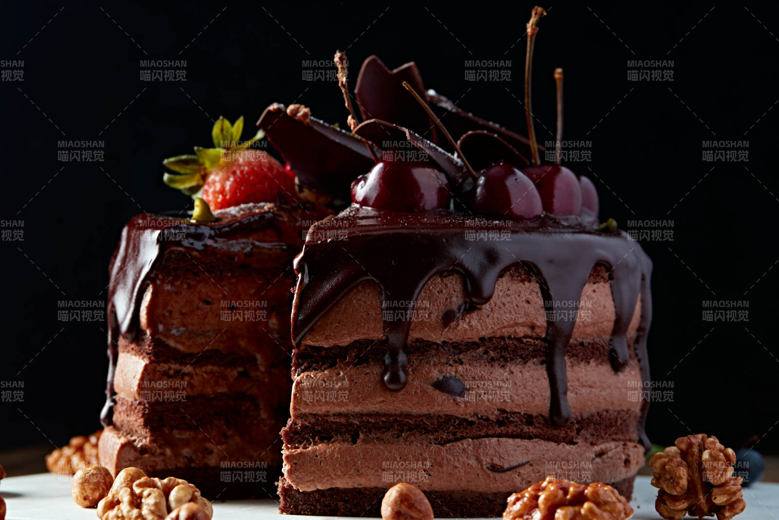 蓝莓草莓车厘子巧克力鲜奶慕斯生日蛋糕-摄影图