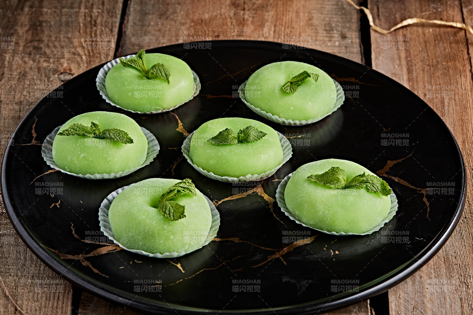 黑色餐具裝的奶油果粒糯米糍