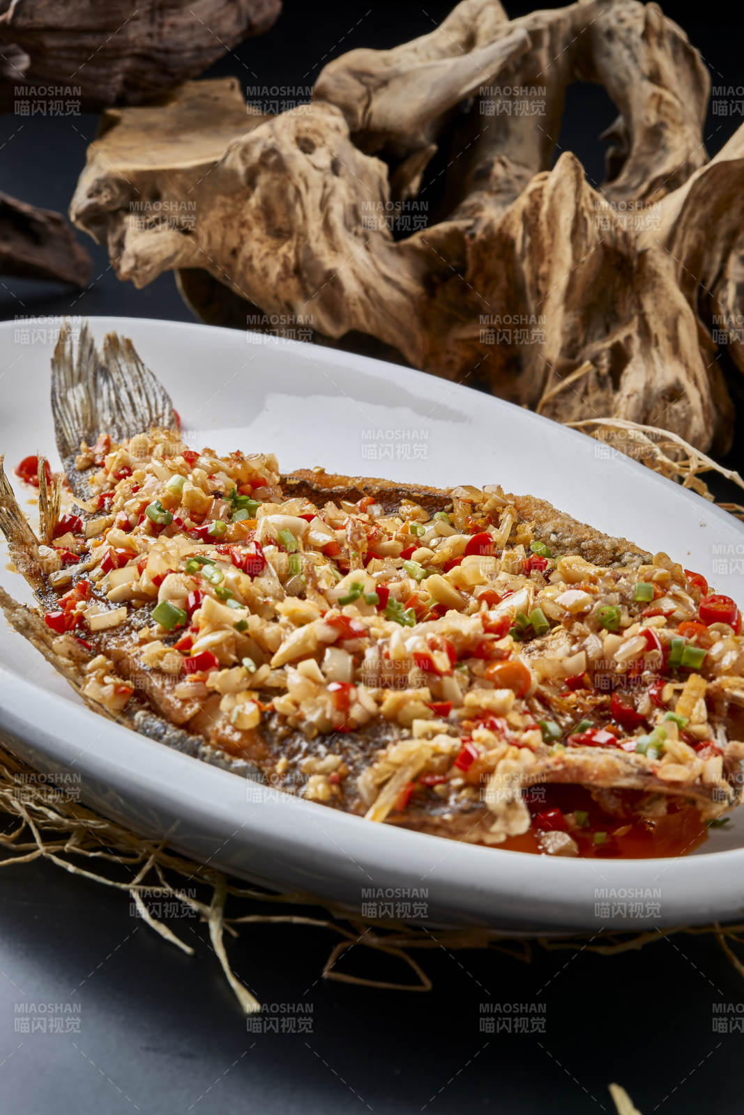 秘制蒜子剁椒干炸海鲈鱼