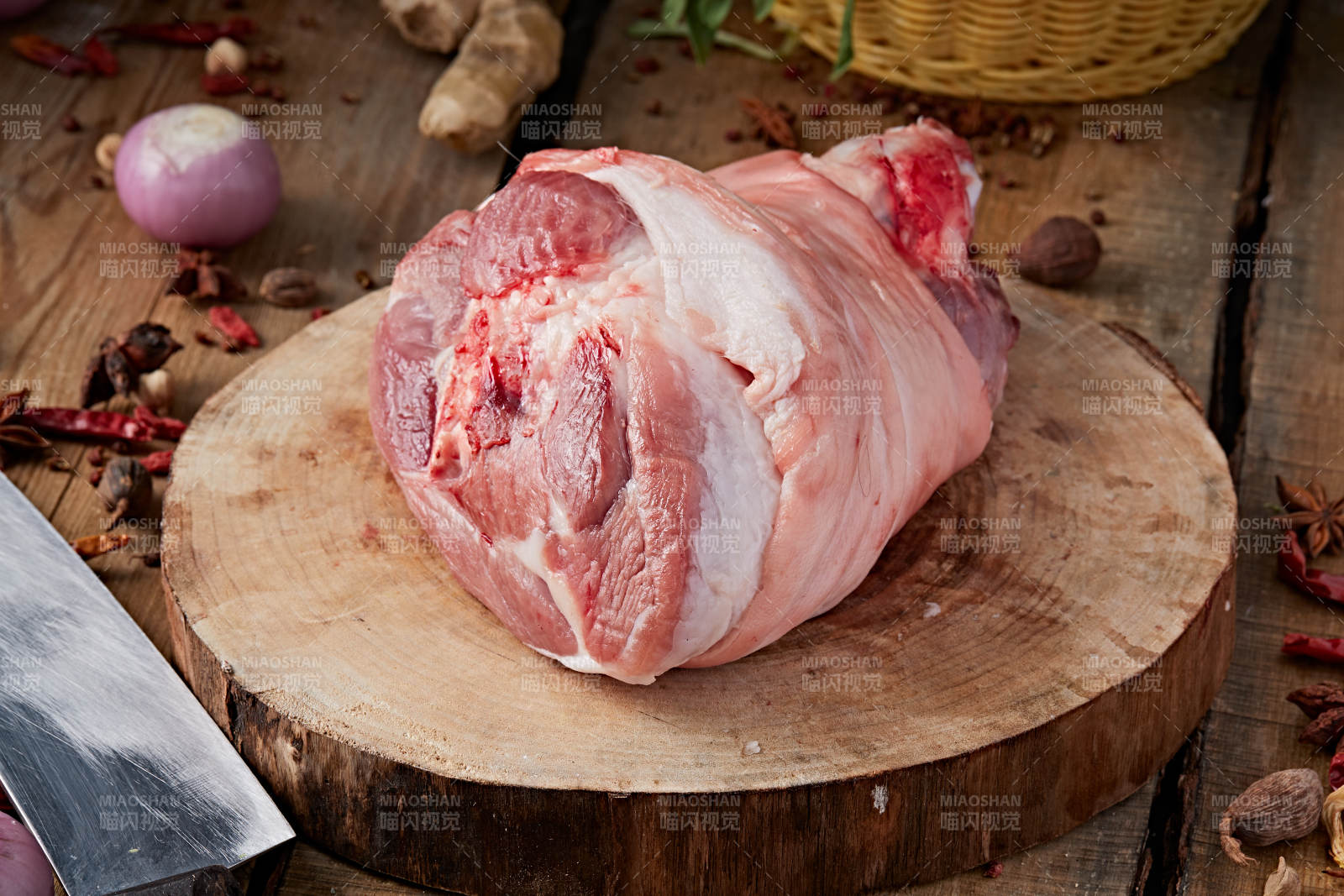 白色背景下的生鲜猪肘子-摄影图