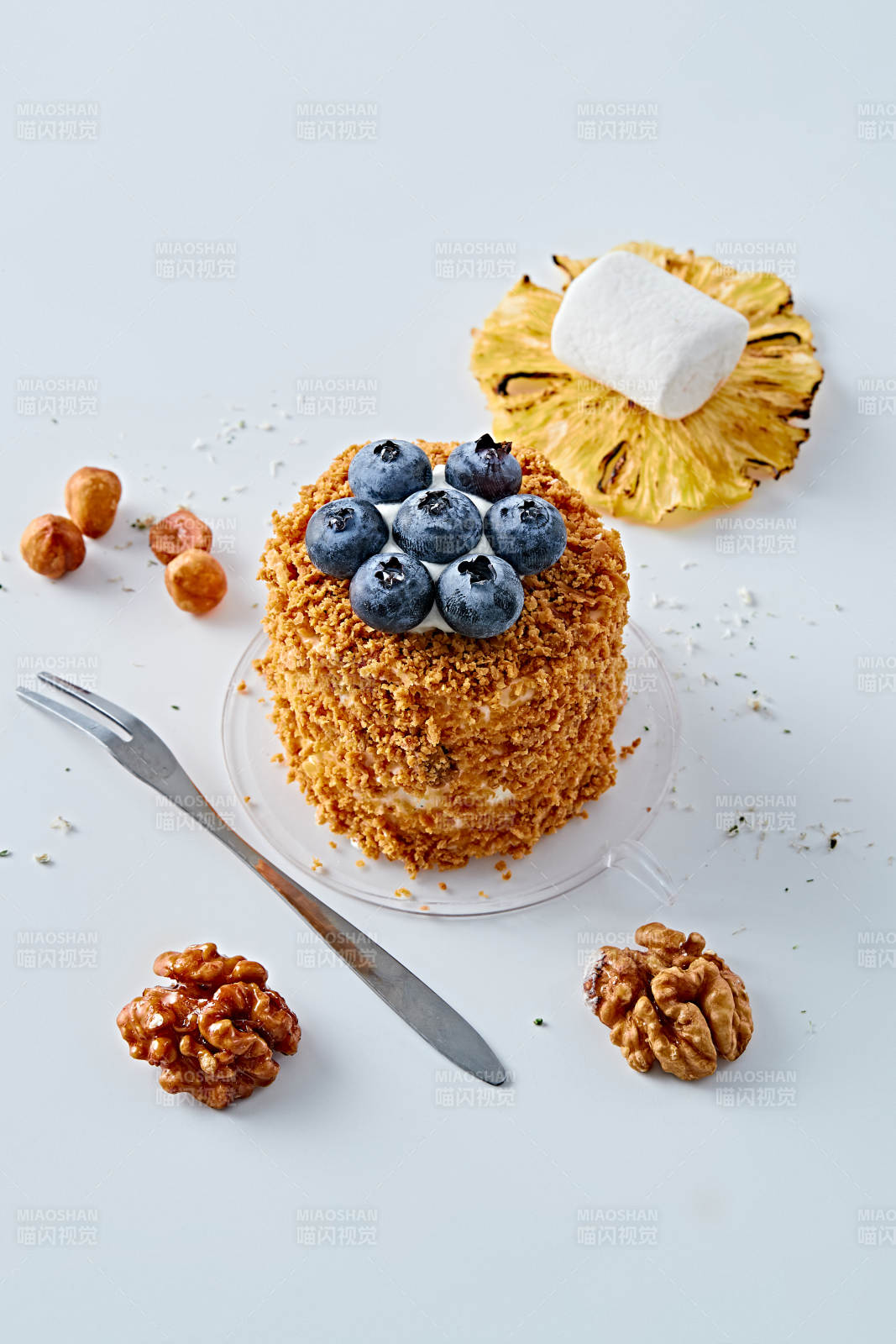蓝莓坚果碎奶油慕斯蛋糕-摄影图