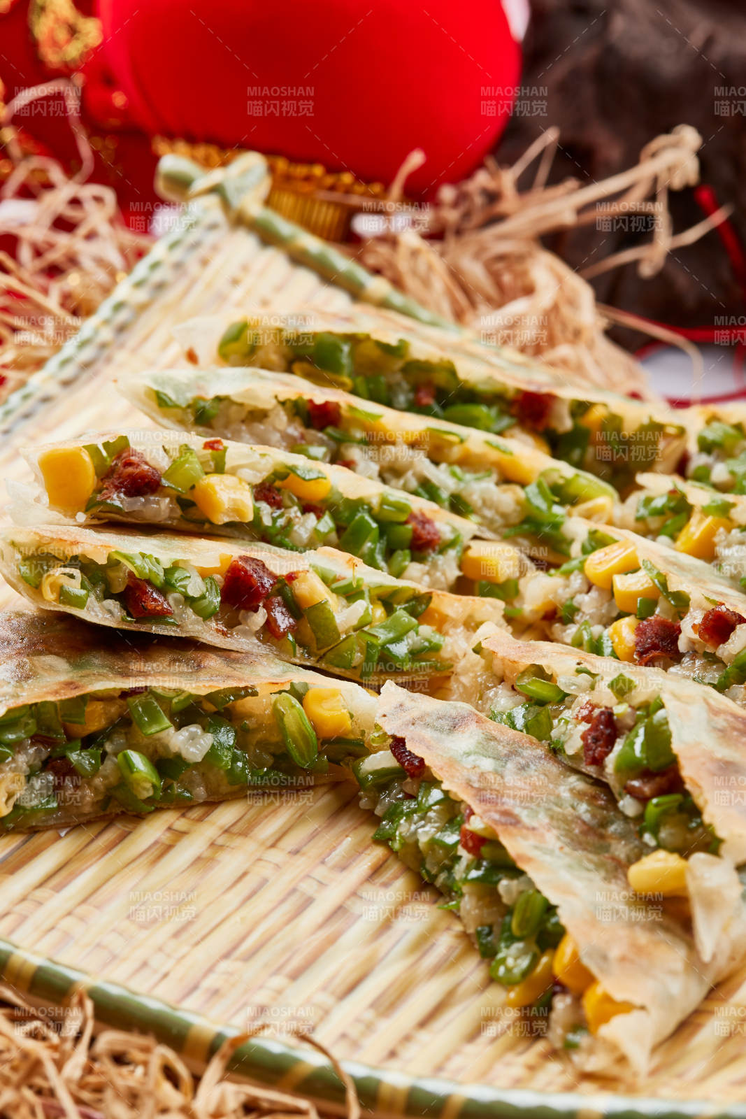 竹子笸籮裝的江米牛肉玉米野菜餅