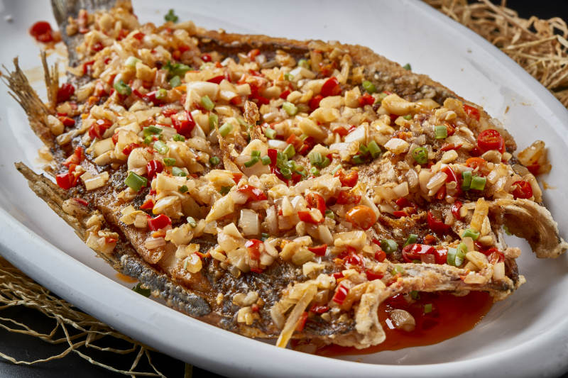 秘制蒜子剁椒干炸海鲈鱼