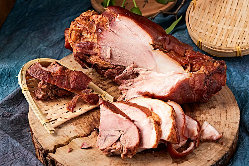 古法煙熏大豬肘肘子