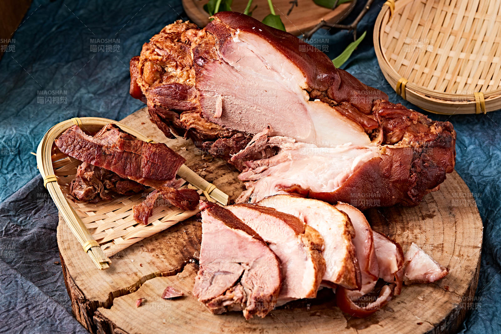 古法煙熏大豬肘肘子