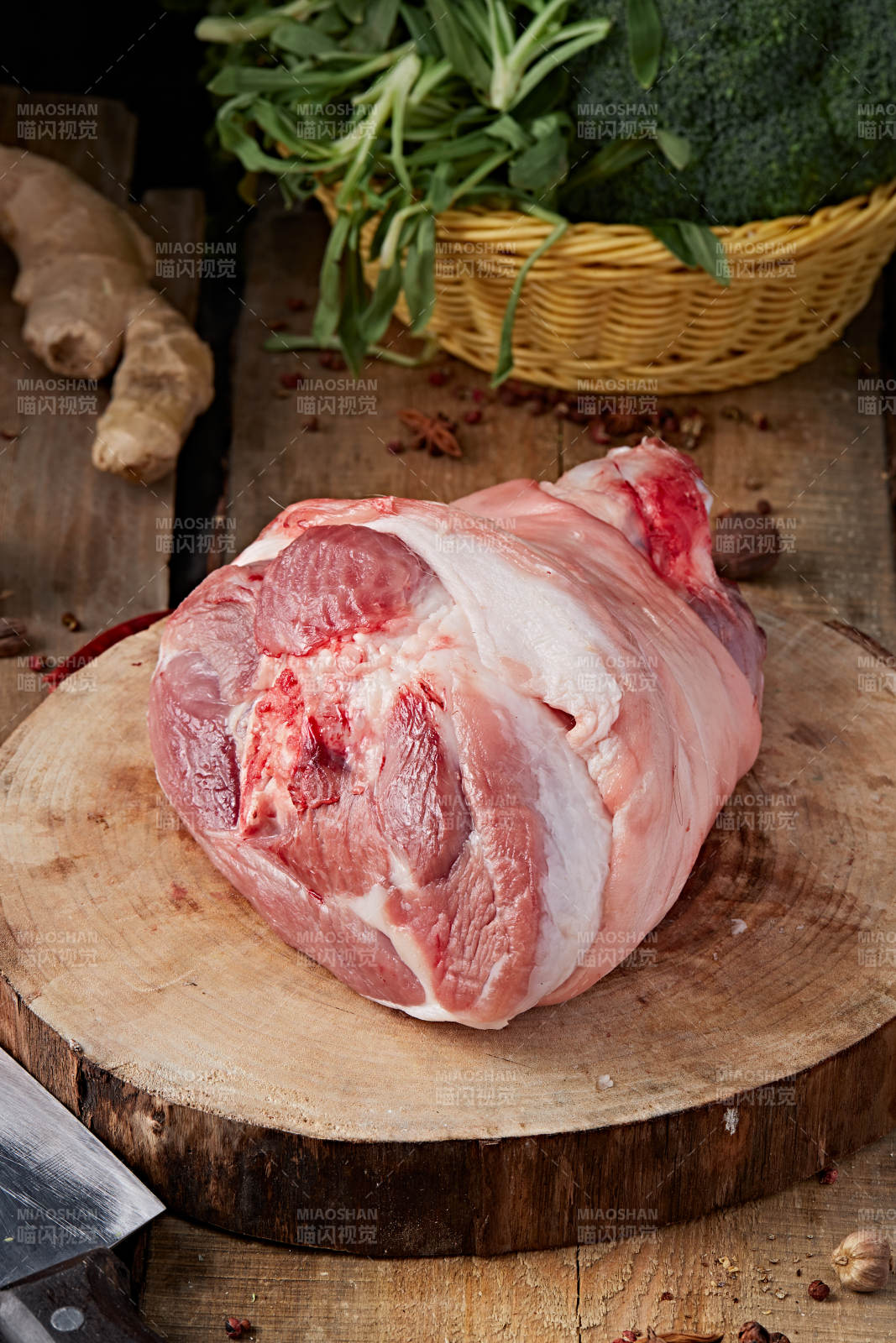 白色背景下的生鲜猪肘子-摄影图