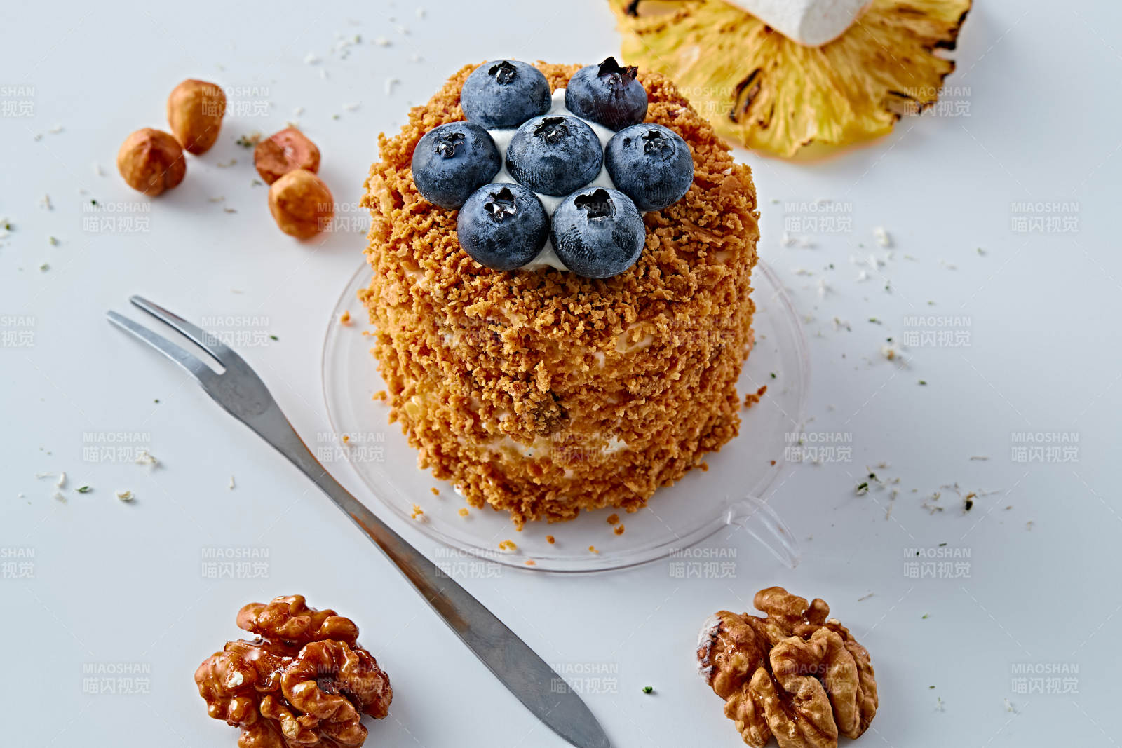 蓝莓坚果碎奶油慕斯蛋糕-摄影图