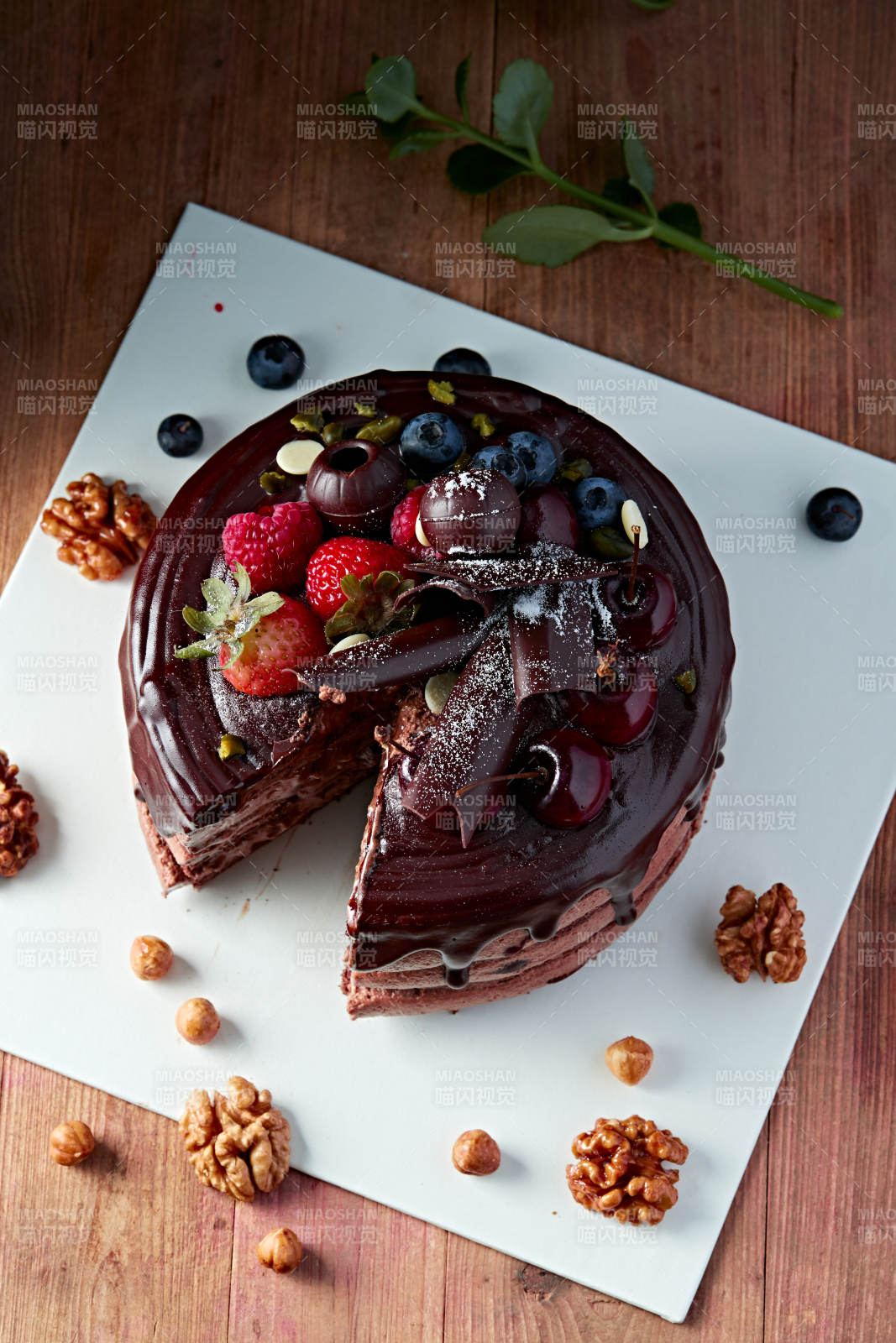 蓝莓草莓车厘子巧克力鲜奶慕斯生日蛋糕-摄影图