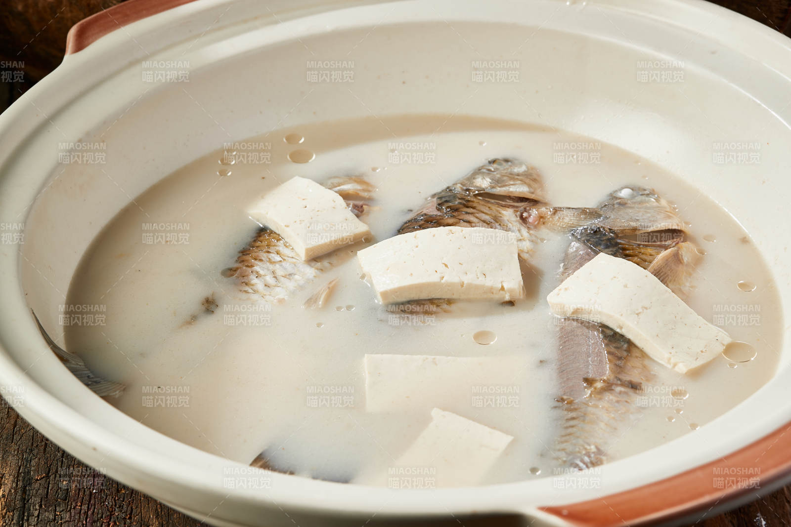 砂锅野生高背鲫鱼豆腐汤