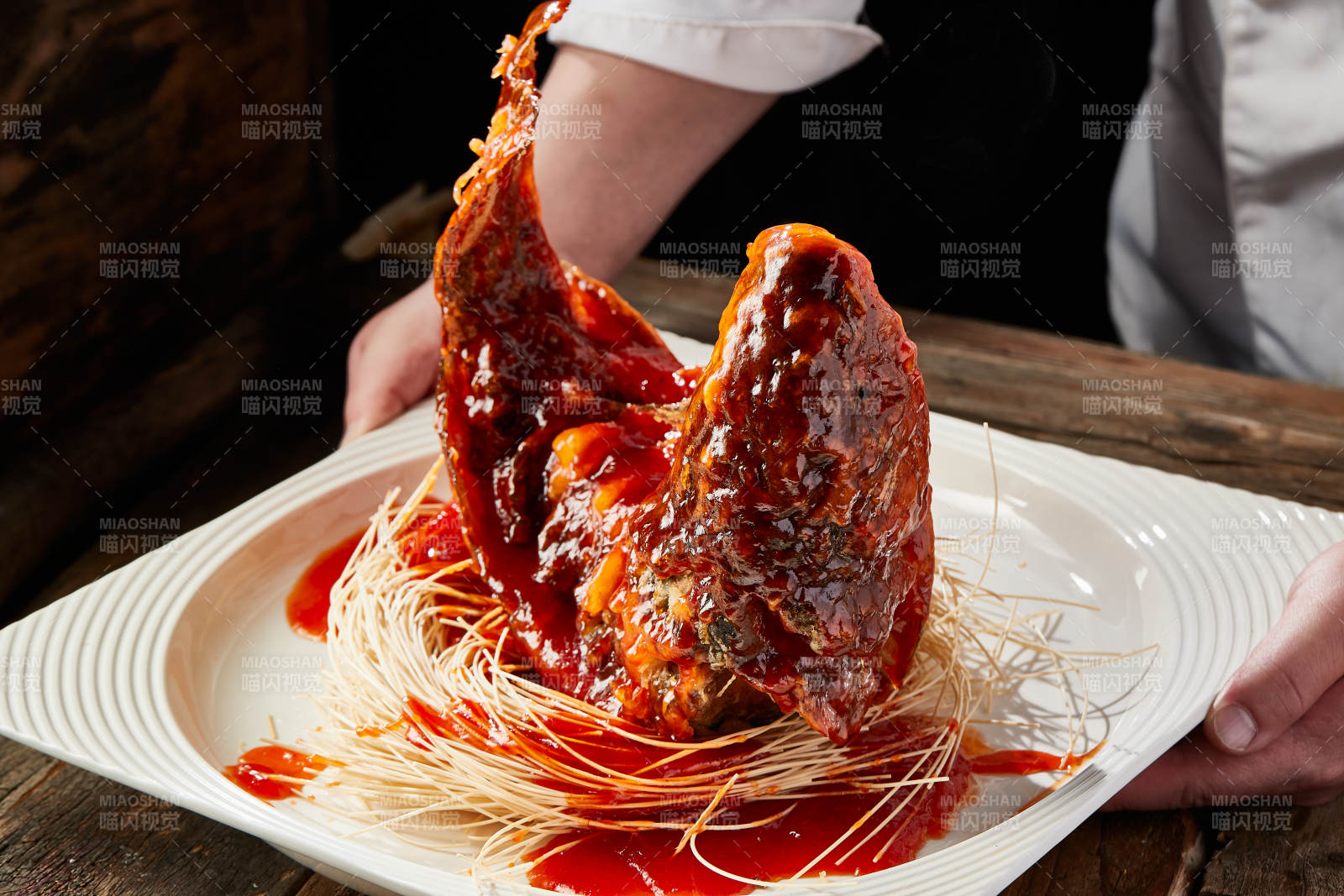 造型精美的浇汁糖醋野生大鲤鱼