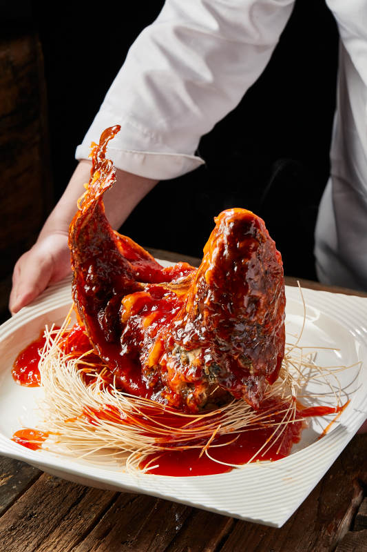 造型精美的浇汁糖醋野生大鲤鱼