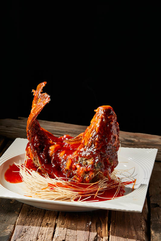 造型精美的浇汁糖醋野生大鲤鱼