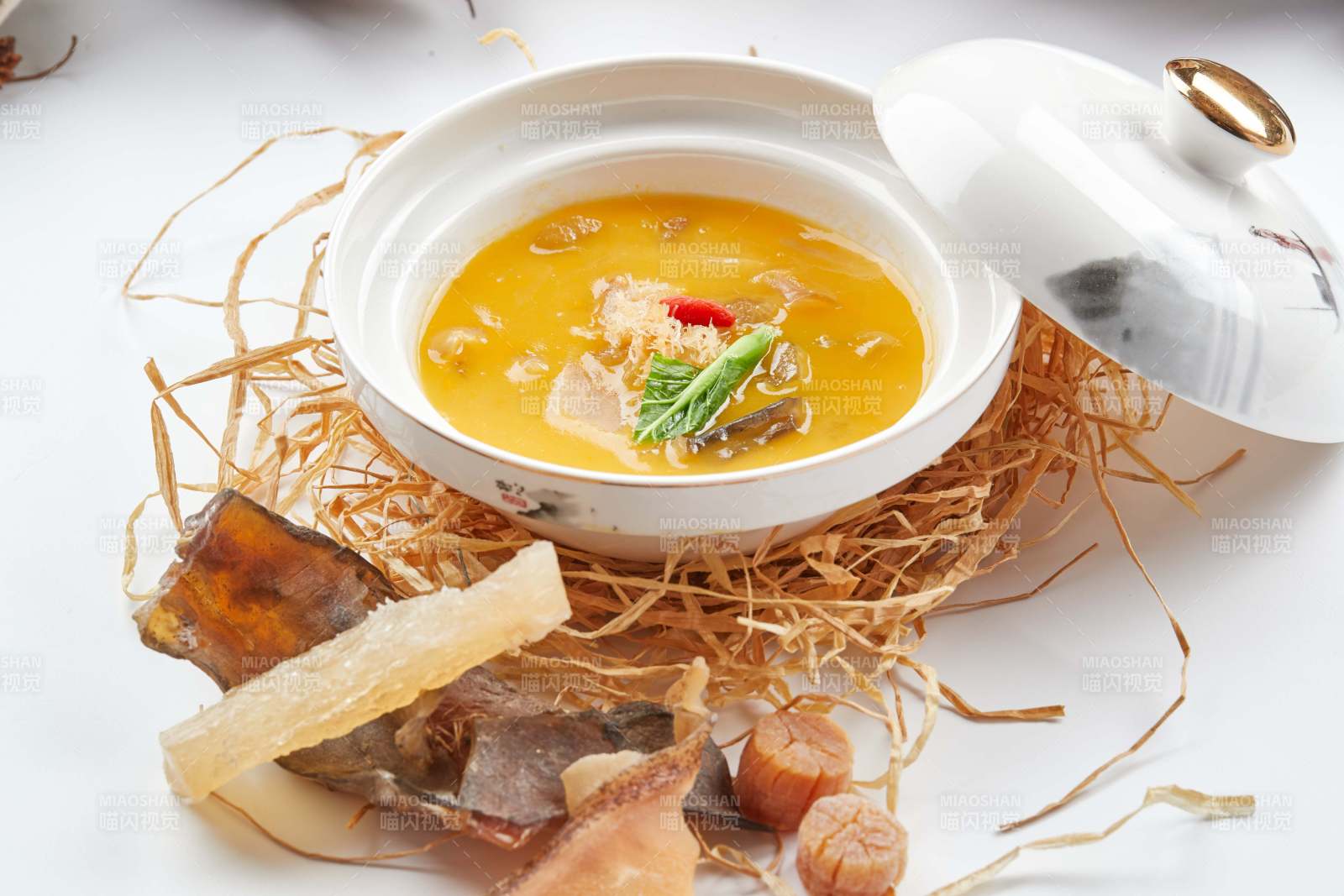 白色瓷碗裝的燕鮑翅濃湯四寶