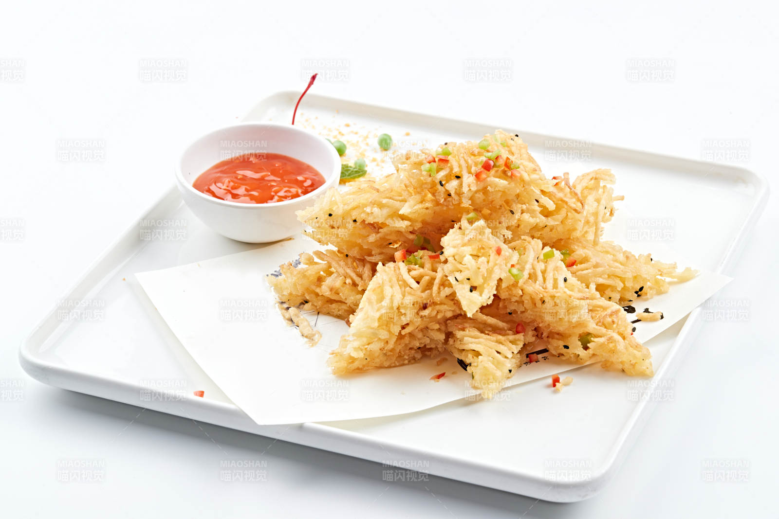 白色瓷盤裝的飄香炸薯格