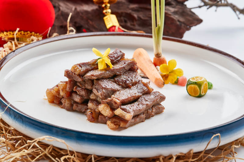 白色白瓷盘的香煎牛瓜条