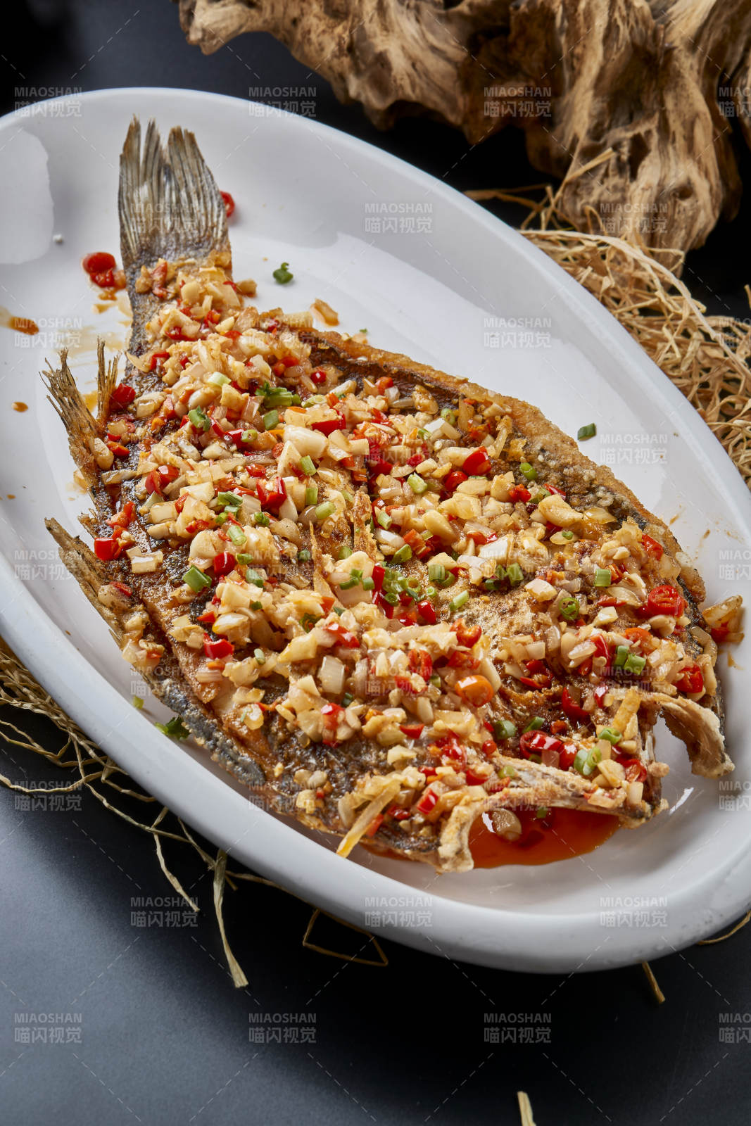 秘制蒜子剁椒干炸海鲈鱼