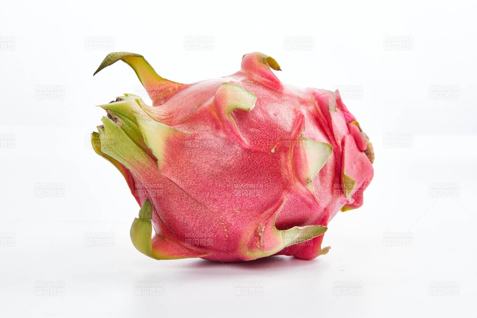 白色背景上摆放的新鲜火龙果