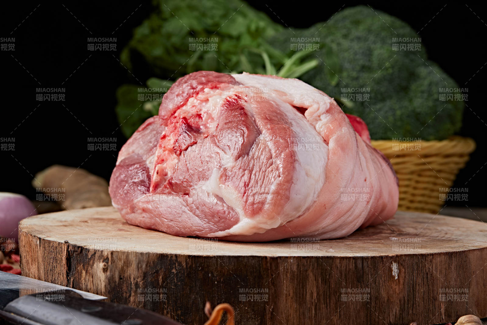 白色背景下的生鲜猪肘子-摄影图