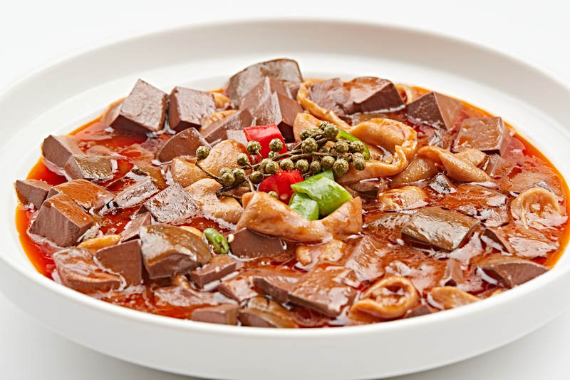 白色瓷盤(pán)裝的麻辣肥腸血豆腐