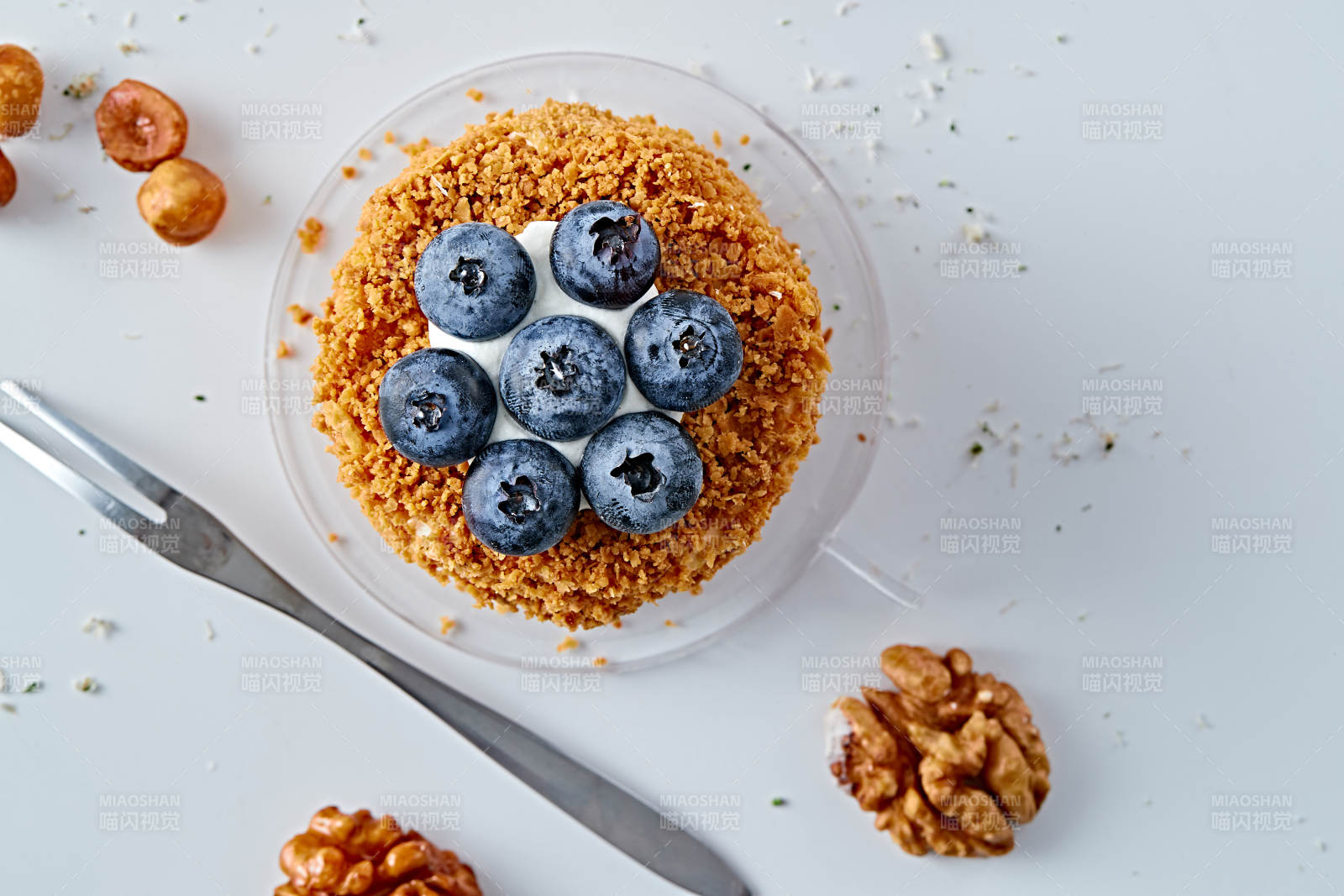 蓝莓坚果碎奶油慕斯蛋糕-摄影图