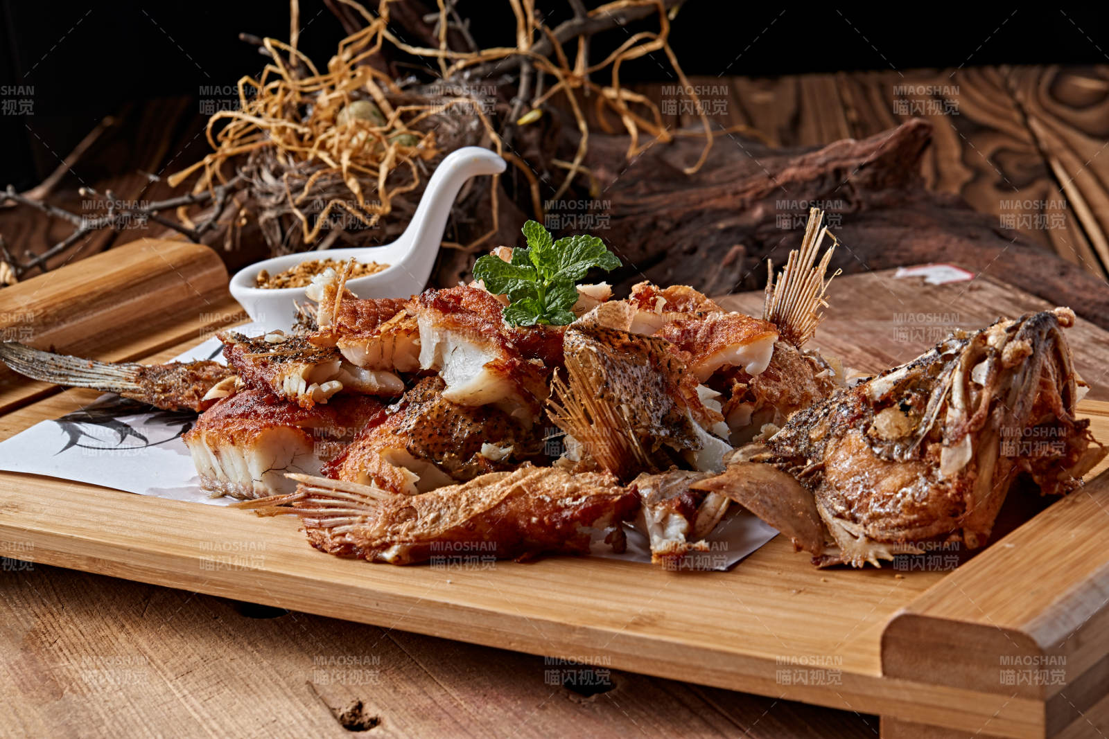 手撕炭烤桂鱼-摄影图