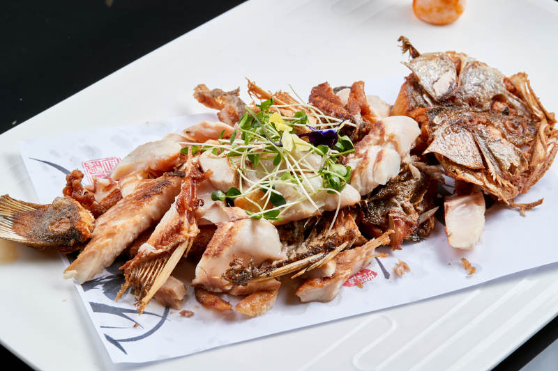 白色瓷盘装的手撕烟熏海鲈鱼