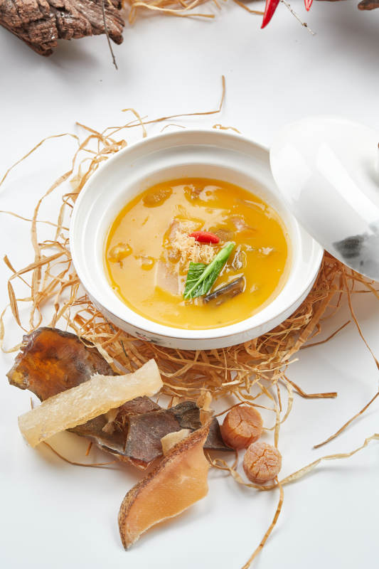 白色瓷碗装的燕鲍翅浓汤四宝