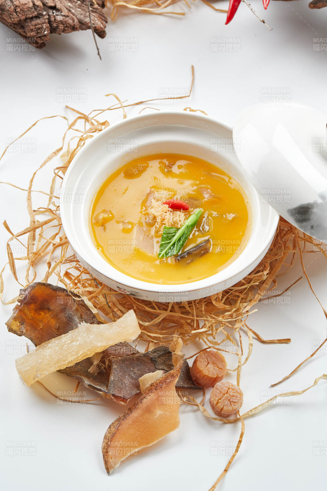 白色瓷碗装的燕鲍翅浓汤四宝