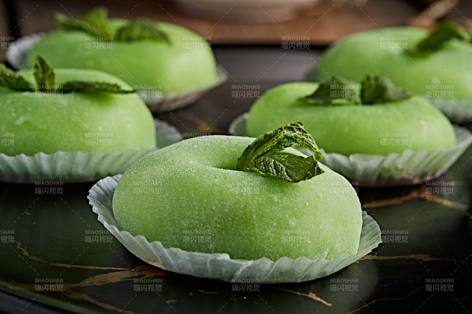 黑色餐具裝的奶油果粒糯米糍