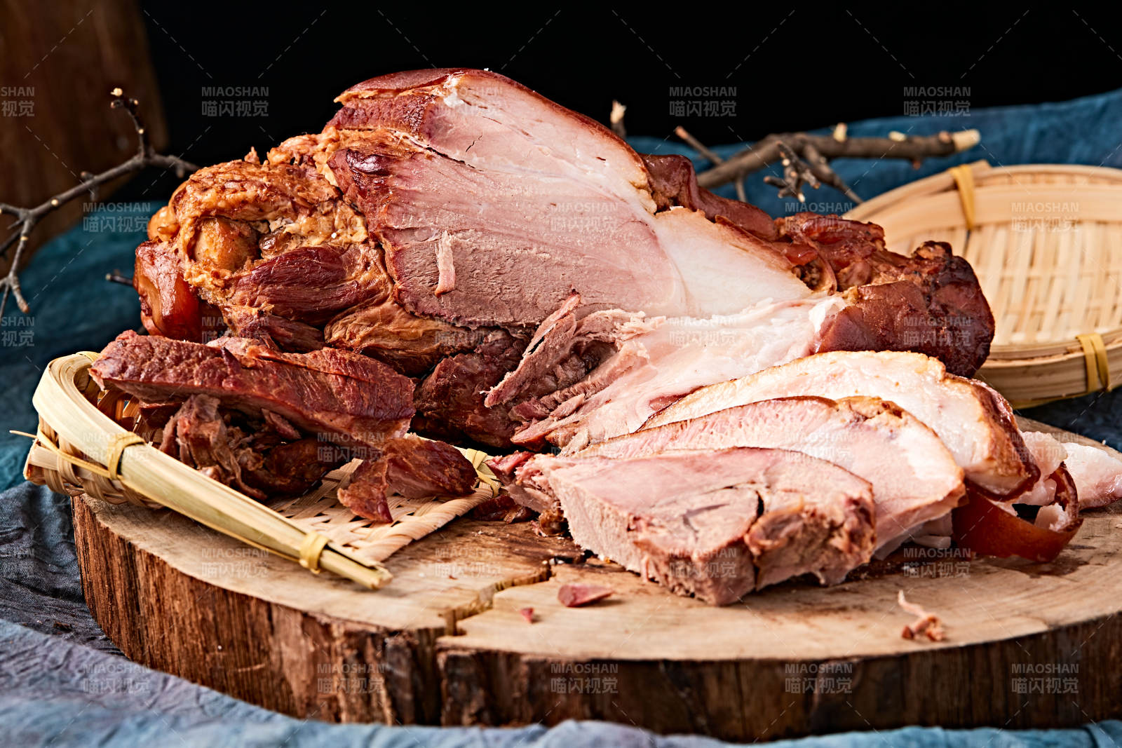 古法煙熏大豬肘肘子