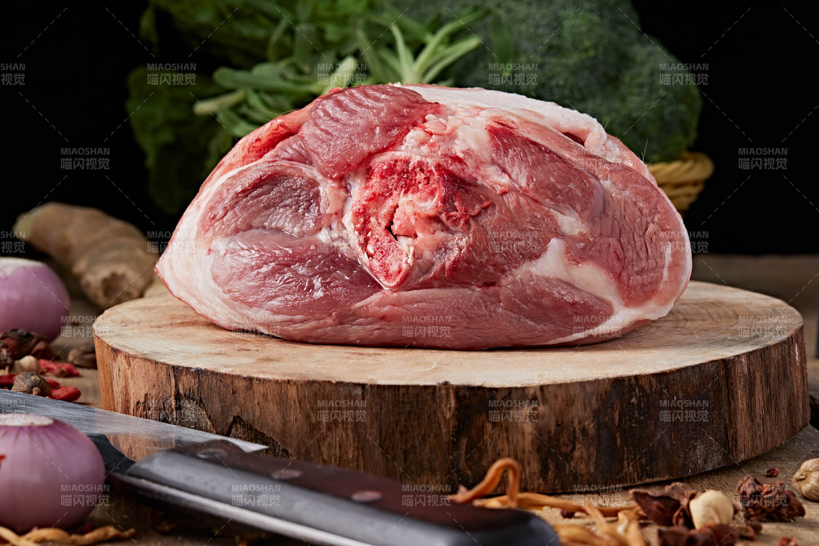 白色背景下的生鲜猪肘子-摄影图