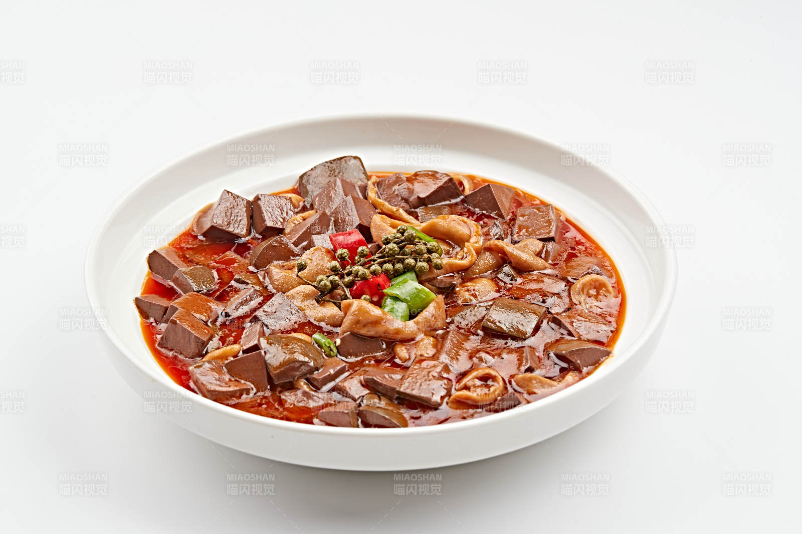 白色瓷盤裝的麻辣肥腸血豆腐