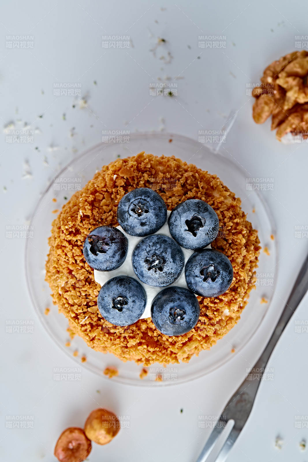 蓝莓坚果碎奶油慕斯蛋糕-摄影图