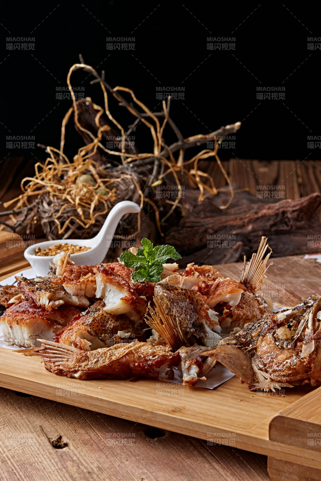 手撕炭烤桂鱼-摄影图