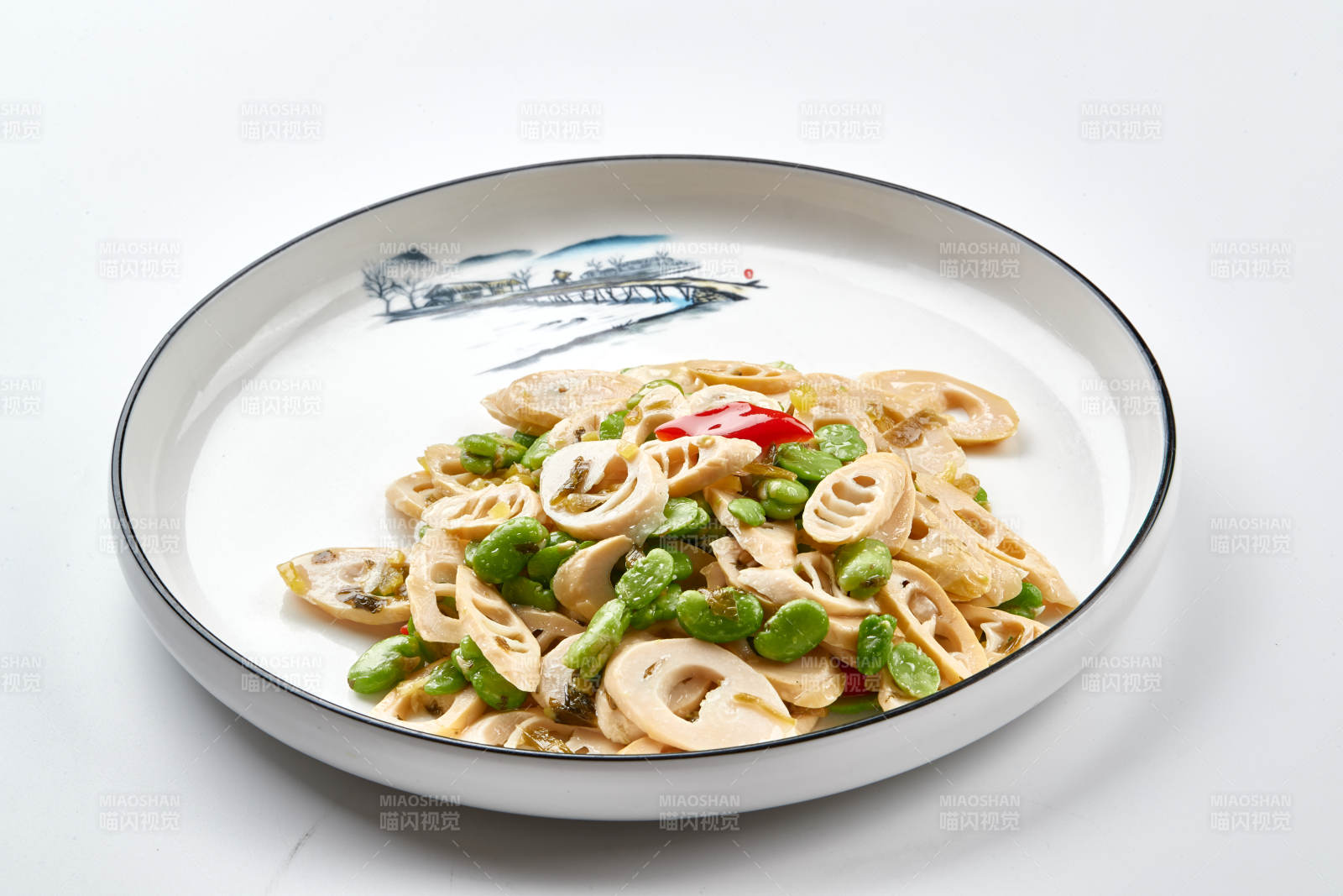 白色瓷盘装的彩椒青蚕豆小炒春笋尖