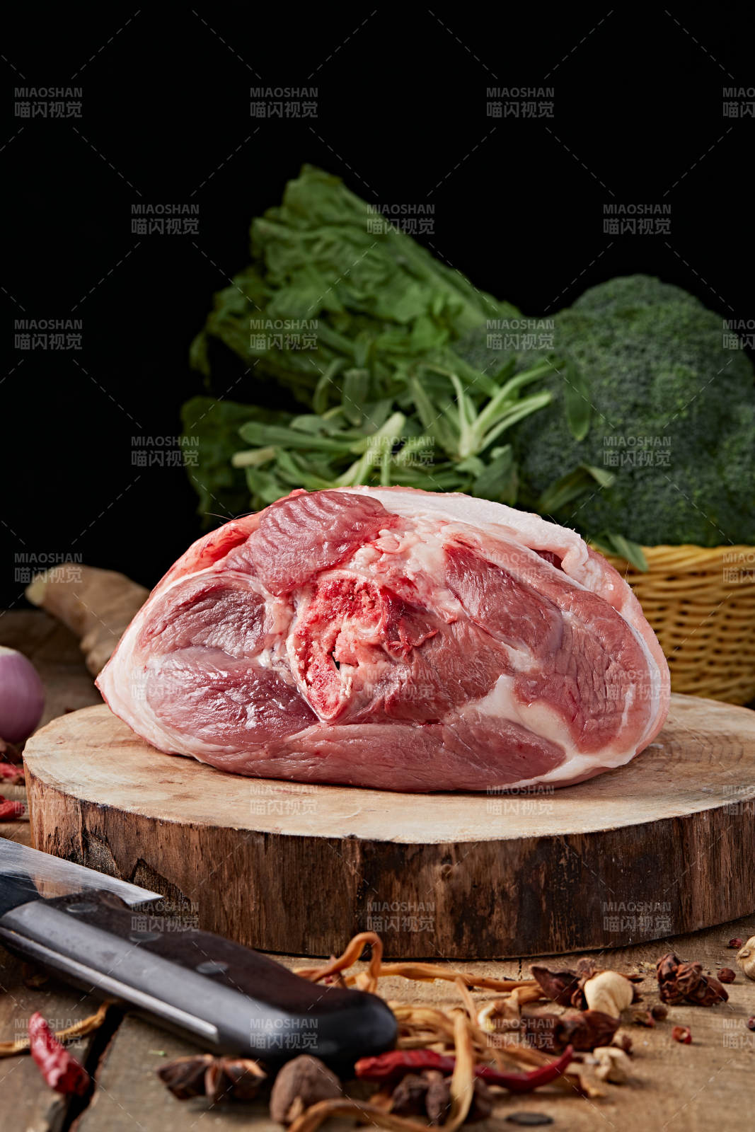 白色背景下的生鲜猪肘子-摄影图