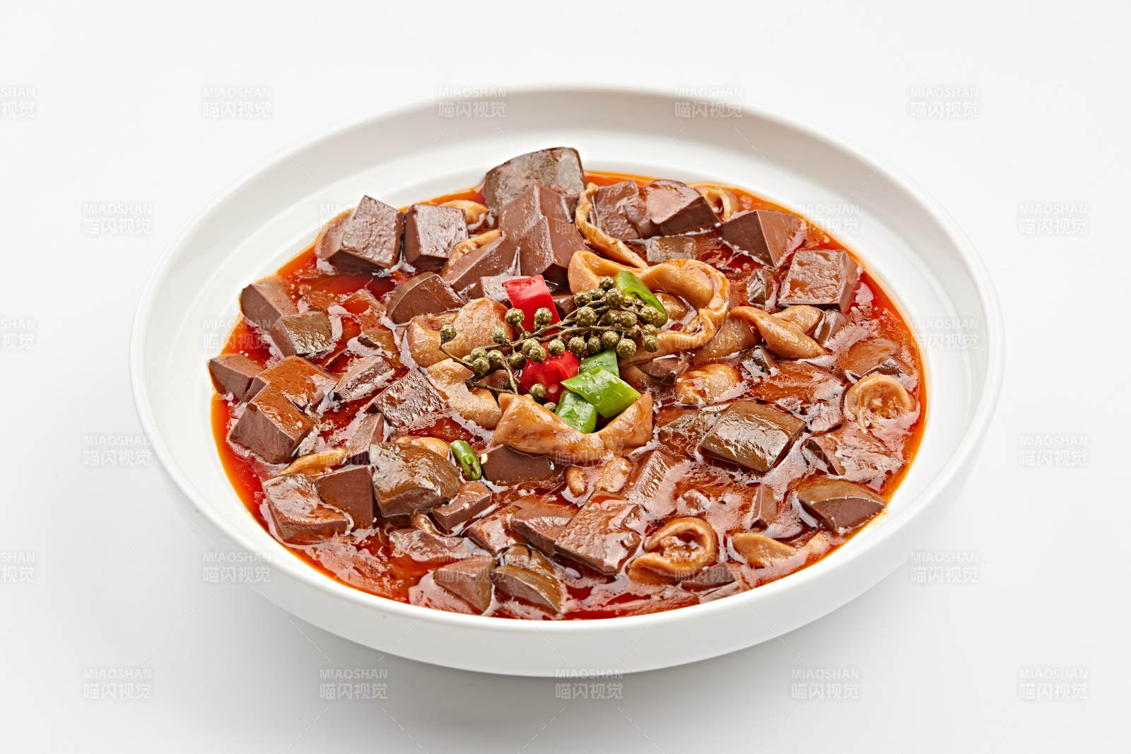 白色瓷盤(pán)裝的麻辣肥腸血豆腐